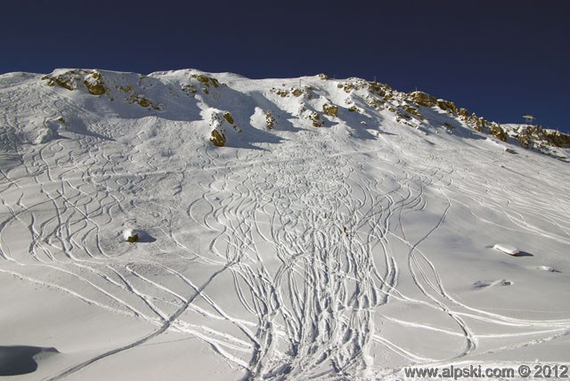 Off-piste skiing on the Rocher de Bellevarde